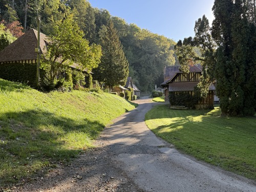 Nous arrivons au Haras de Piencourt, entouré de belles maisons aménagées dans les anciennes dépendances.