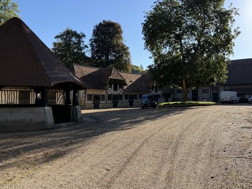 Le manoir est caché, mais les écuries sont bien visibles. Elles ont donné plusieurs champions en galop et en trot avec en particulier Elena qui a remporté plus de 200 000 € de gains.