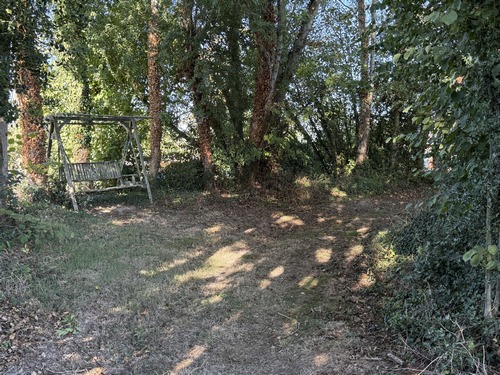 Au hameau de la Vacherie, une balancelle au bord du chemin!