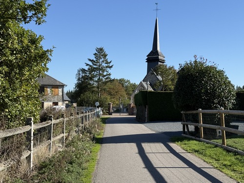Retour à Asnières, dont on voit le clocher de l'église Saint-Gervais (Nef du XIIe).
