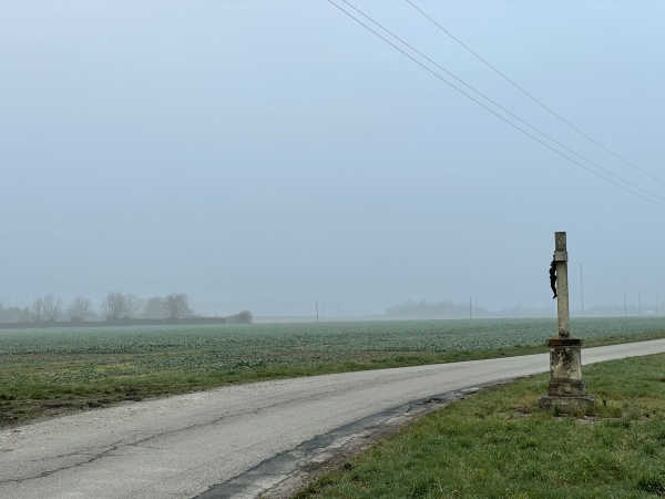 Nous sortons du village par la route du Bourg, et au calvaire nous prenons le chemin de gauche.