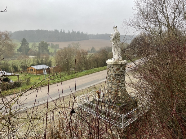 Nous dominons ici le chemin de l'ancienne gare de la Folletière-Abenon et son oratoire.