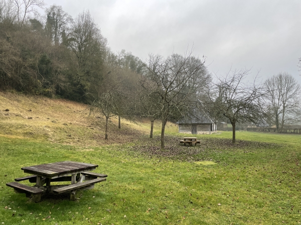 Nous arrivons sur l'aire de pique-nique des sources de l'Orbiquet (Espace Naturel Sensible).
