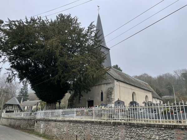 Nous longeons l'église de l'Assomption-de-Notre-Dame (XIIe).