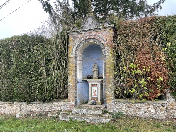 Nous rejoignons la route de La Chapelle-Gauthier au niveau de cet oratoire.
