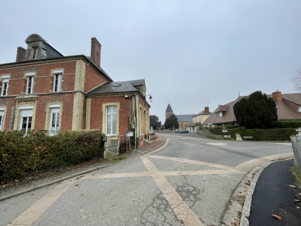 Retour à La Chapelle-Gauthier, dont on voit l'église Notre-Dame (photo dans l'album).