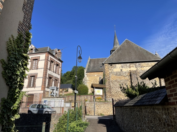 La voiture est sur le parking de la mairie, je prends la direction de l'église.