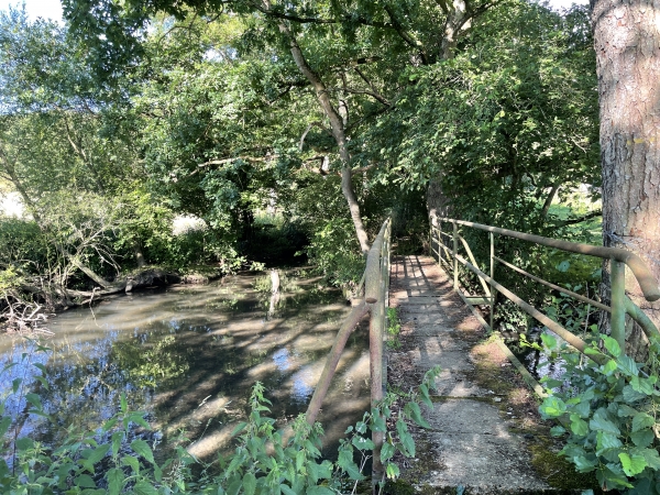 Passerelle sur la Charentonne.