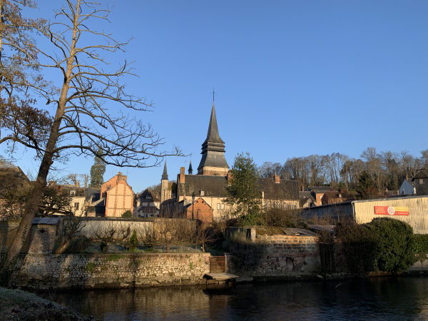 Nous sommes garés au bord de la Charentonne, sur le parking des Jardins Aquatiques, avec une sympathique vue du centre-bourg, sur l'autre rive.