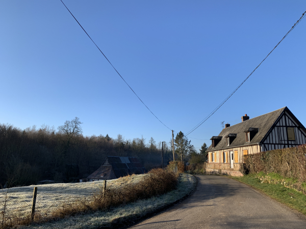 Nous sommes sur le plateau, au niveau de la Porte Noire du parc du château de Broglie. Le château n'est pas visible de ce côté.