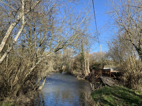 Après une petite montée jusqu'à la D33, nous redescendons pour traverser à nouveau la rivière. Nous sommes au gué et à la passerelle du Millet, nous choisissons la passerelle.