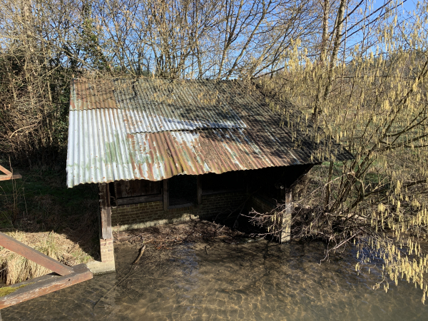 Sous la passerelle se trouve un ancien lavoir.