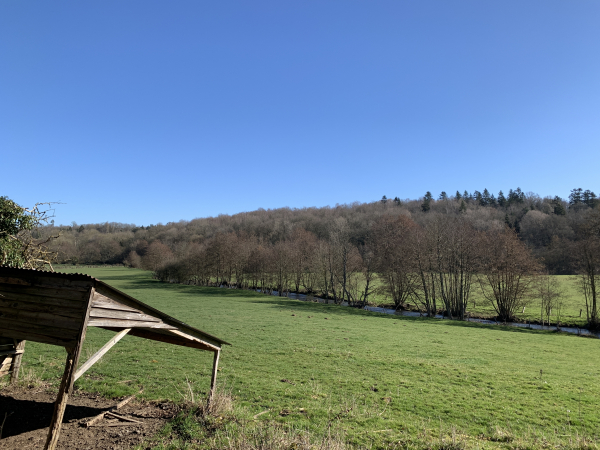Nous arrivons au Moulin du Pré. Coup d'oeil sur la paisible vallée de la Charentonne.