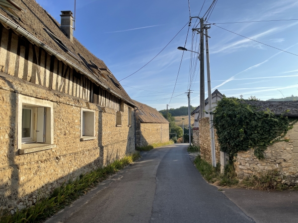Nous partons du parking de la mairie et marchons vers le nord, en direction des bois qui couvrent les collines.