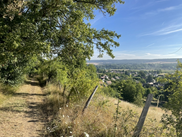 Nous avons tourné vers le nord, et marchons en balcon au-dessus de la vallée de la Seine.
