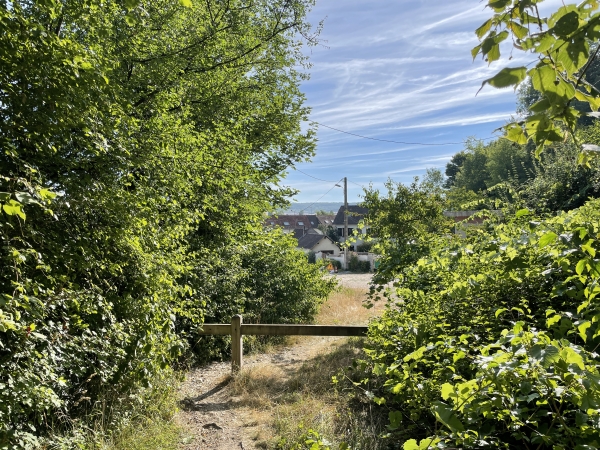 Nous arrivons au Goulet. Nous allons marcher vers la rue de la Petite Vallée pour retrouver ensuite les chemins.