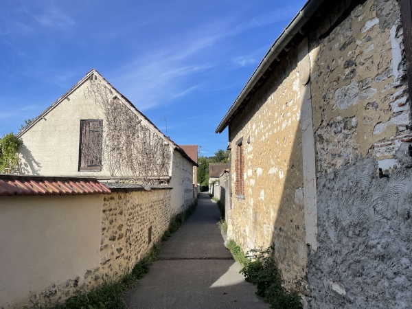 Nous suivons la rue de la Petite Vallée qui devient chemin à la sortie du bourg.
