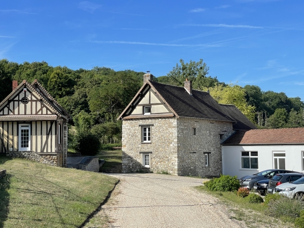 Nous contournons l'ancien moulin de St-Etienne-sous-Bailleul par les routes, avant de monter la rue des Sources.