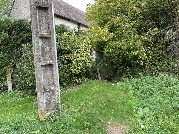 Nous continuons tout droit vers le Fief Cadot, et comme l'indique la discrète balise bleue, nous allons franchir ici le ruisseau d'Autheuil.