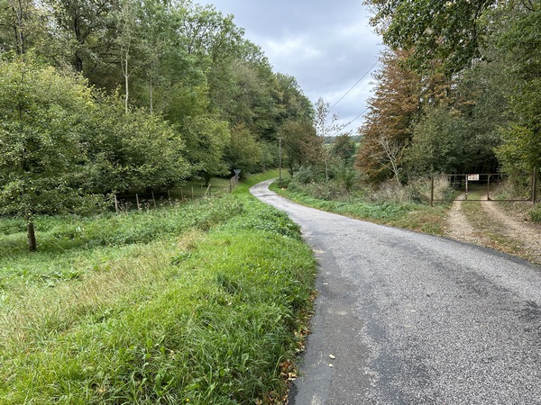 Notre chemin débouche sur la rue de la Fortelle. Nous allons la suivre jusqu'à notre point de départ.&nbsp;