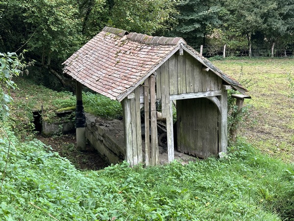 Peu avant de fermer la boucle, on peut remarquer cet ancien lavoir entre contrebas de la route.&nbsp;
