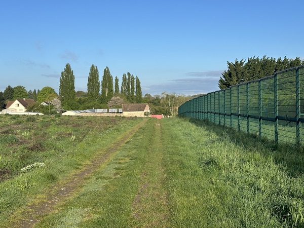 Nous longeons Vieux-Villez, on ne risque pas de se perdre : il suffit de continuer le long du Centre Technique.