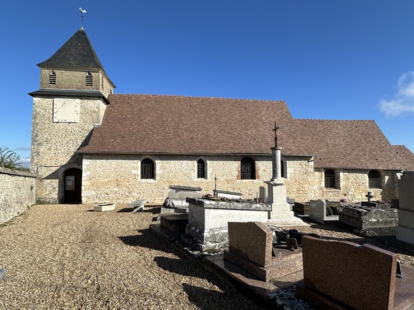 Eglise Saint-ursin de Villers-sur-le-Roule (XIe). La tour du clocher a été reconstruite au XIXe siècle en moellons et briques. Sur le cadran solaire de 1892 est gravé "Haec est domus dei" (Voici la maison de Dieu), extrait de la Genèse : Haec est domus Domini et porta caeli, et vocabitur nomen loci huius aula Dei. :-p