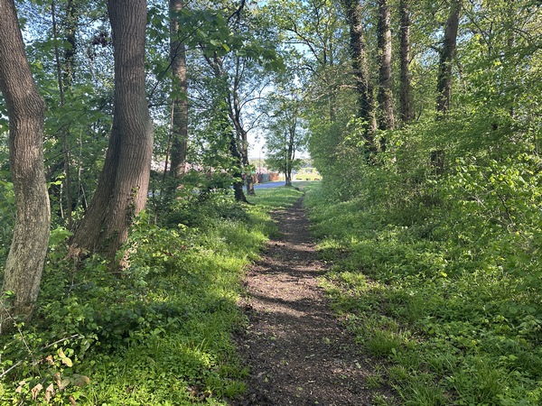A Villers-sur-le-Roule, le circuit alterne les chemins, les pistes et les rues.