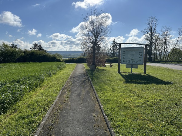 Panneau du circuit de la Porte aux Chiens à Villers-sur-le-Roule. Ce village est, sans doute, un point de départ plus judicieux que Sainte-Barbe. Ici, il y a de la place pour se garer.