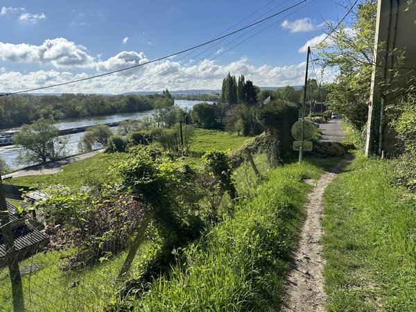 Un chemin, avec vue sur Seine, relie le bourg de Villers avec le hameau du Roule.