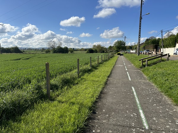 Nous continuons sur une piste cyclable en direction d'Aubevoye.