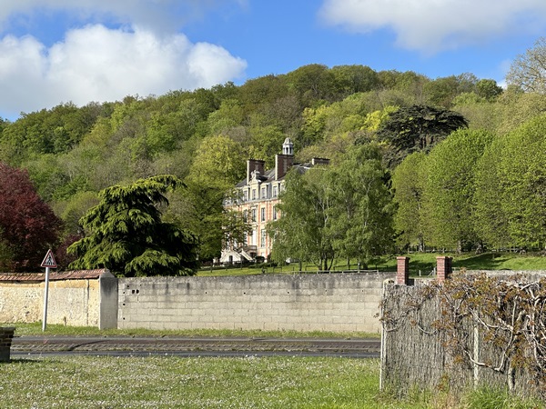 Château de Tournebut à l'entrée d'Aubevoye. Le fief de Tournebut remonte au XIe siècle, mais le château actuel a été reconstruit au XIXe. Ce château a même été un atelier de fausse monnaie du maréchal de Marillac, exécuté pour ce fait en place de Grève en 1632.