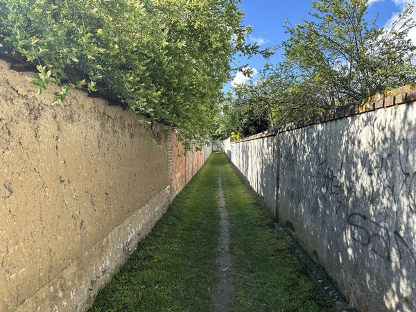 Nous traversons Aubevoye en passant par plusieurs chemins aménagés entre les maisons.