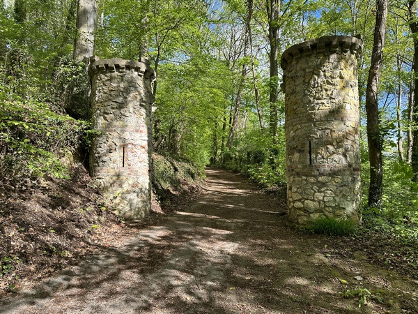 Nous traversons ce qui fut le parc du château disparu de la Créquinière, et arrivons à l'entrée du chemin qui conduit à la chapelle de Bethléem.