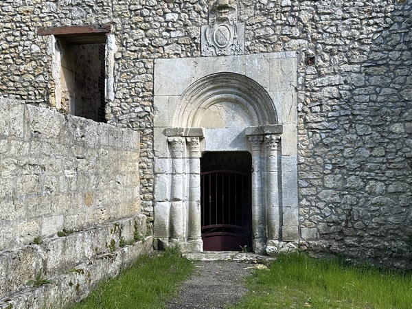 L'entrée de la crypte n'est pas librement accessible au public. Elle abrite une reproduction de la grotte de la Nativité de Bethléem.&nbsp;