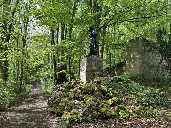 Nous passons devant la très belle Vierge Noire, récemment rénovée. Nous entrons dans une partie du parc du château de Gaillon qui n'a pas été avalée par le Centre Technique.