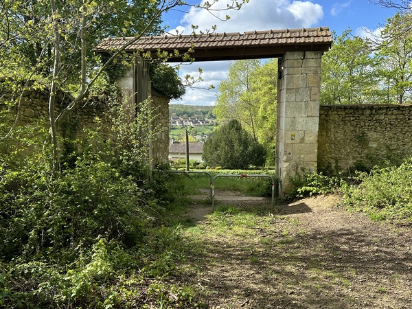 Nous sortons du parc par la Porte aux Chiens, non loin de l'église de Sainte-Barbe-sur-Gaillon, fin de cette belle boucle.