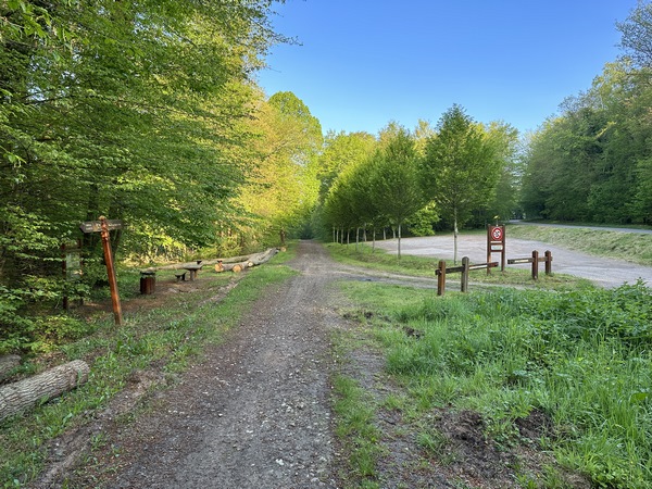 Nous longeons le parking de la Trame Verte, point de départ d'une autre de nos randonnées.
