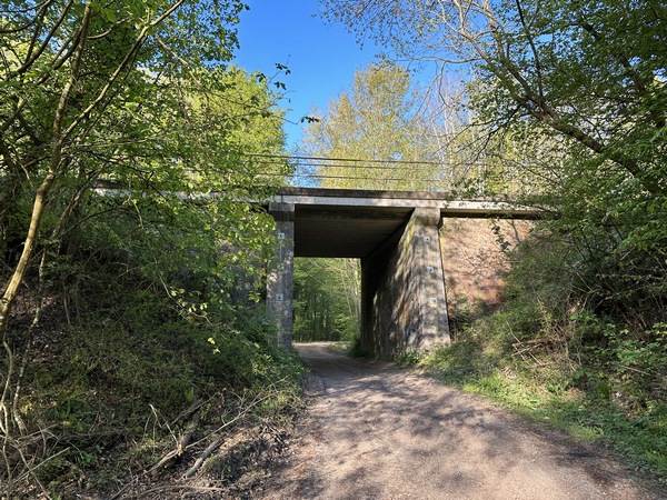 Nous passons sous la ligne de Mantes-la-Jolie à Cherbourg. La forêt domaniale de La Londe - Rouvray est connue pour ses ouvrages d'art ferroviaires du XIXe siècle, en particulier les viaducs des Dix-Sept Piles et Sept Piles. Seule cette ligne est encore active.