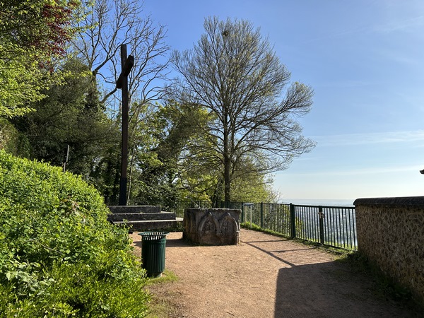 Nous arrivons au panorama de la Côte Saint-Auct. Le calvaire date du XIXe siècle. Le chemin que nous avons suivi au Mont Prélat, et qui se termine maintenant dans la rue Arthur Hulme, fut longtemps la voie qui reliait Elbeuf à Bourgtheroulde.