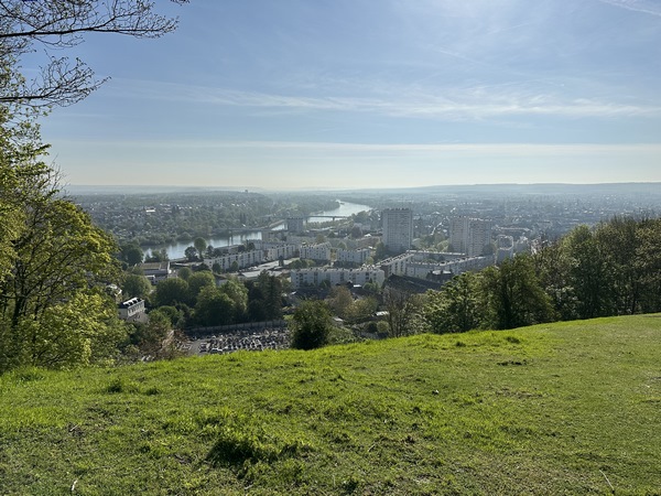Elbeuf et la vallée de la Seine vues depuis le belvédère de la Côte Saint-Auct.