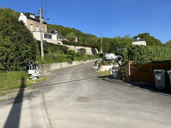 Aux Rouvalets, nous allons quitter la rue pour suivre la voie ferrée à droite.