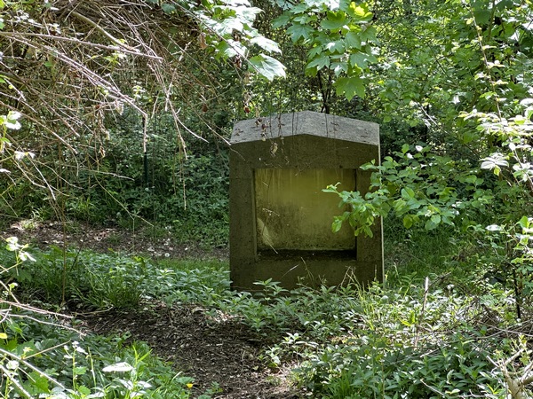 Ce curieux monument à droite de notre chemin, est l'une des 13 étapes du chemin de croix de l'église Saint-Georges d'Orival. La statue nous tourne le dos dans sa niche. Les 13 statues sont des œuvres du sculpteur Raymond Delamare. Le chemin de croix relie l'église Saint-Georges à la grotte où est célébrée une messe annuelle. L'église Saint-Georges, qui se trouve un peu plus bas, est elle-même une construction semi-troglodyte.
