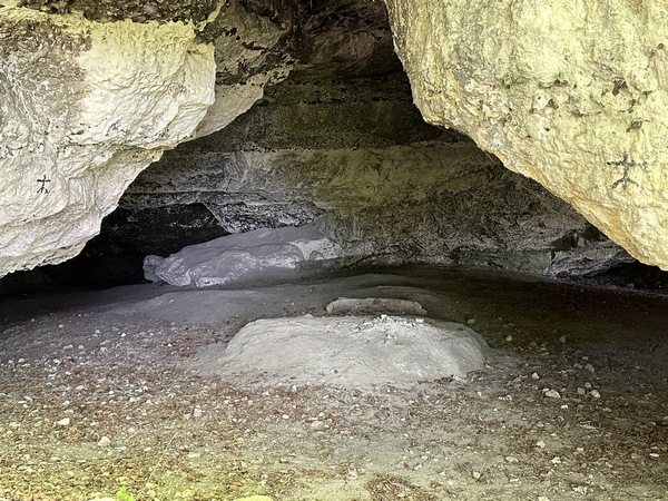 La plus grande des grottes accueillait, jusqu'à ces dernières années, une marche aux flambeaux et une messe, peu avant Noël. Les grottes, fragiles, sont désormais interdites d'accès. L'une d'entre elles s'est effondrée récemment.