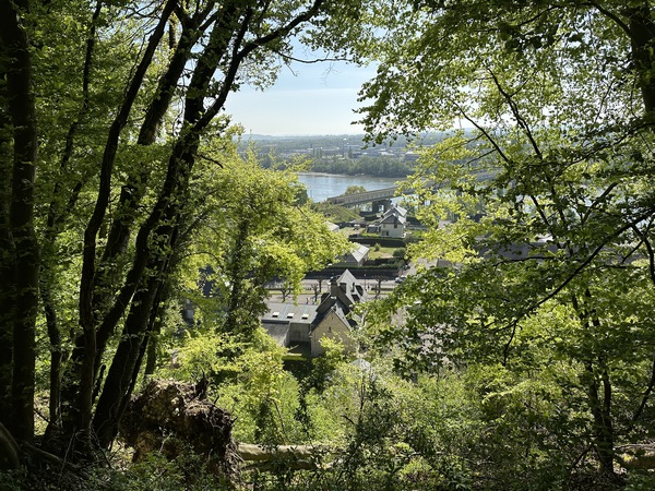 Notre chemin domine la vallée de la Seine. On distingue le Viaduc d'Orival.