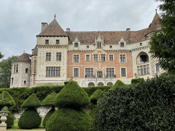 Nous partons du petit parking de la mairie. L'étonnant château de Houetteville nous domine. Nous allons suivre le chemin qui le longe.