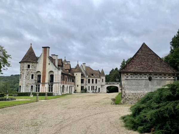 Nous arrivons à l'arrière du château. C'est un ancien château renaissance, transformé en château néo-médiéval en 1935.