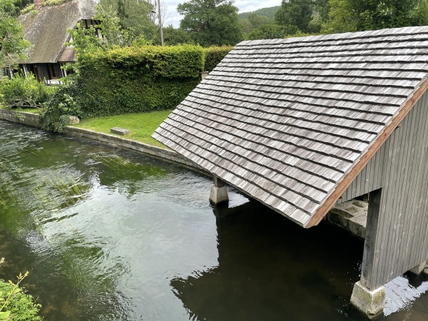 Les rives de l'Iton sont toujours un spectacle. Ici un ancien lavoir de Houetteville.