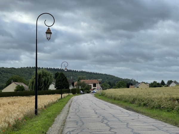 Nous voici arrivés sur la D52, nous allons la suivre jusqu'à Brosville sur 600m.
