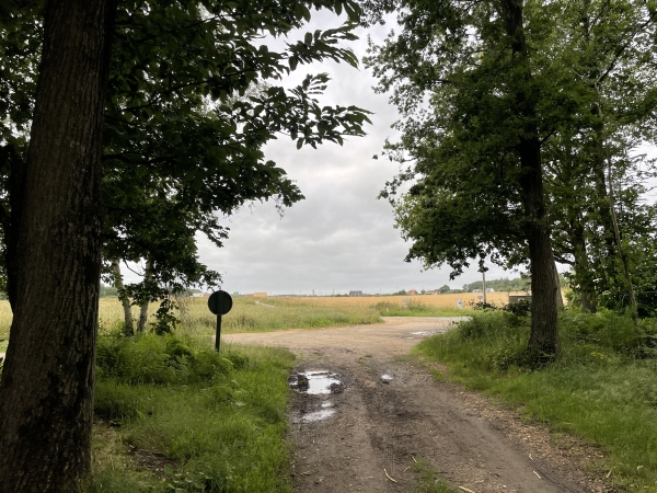Nous sortons du bois au lieu dit le Frais Vent.